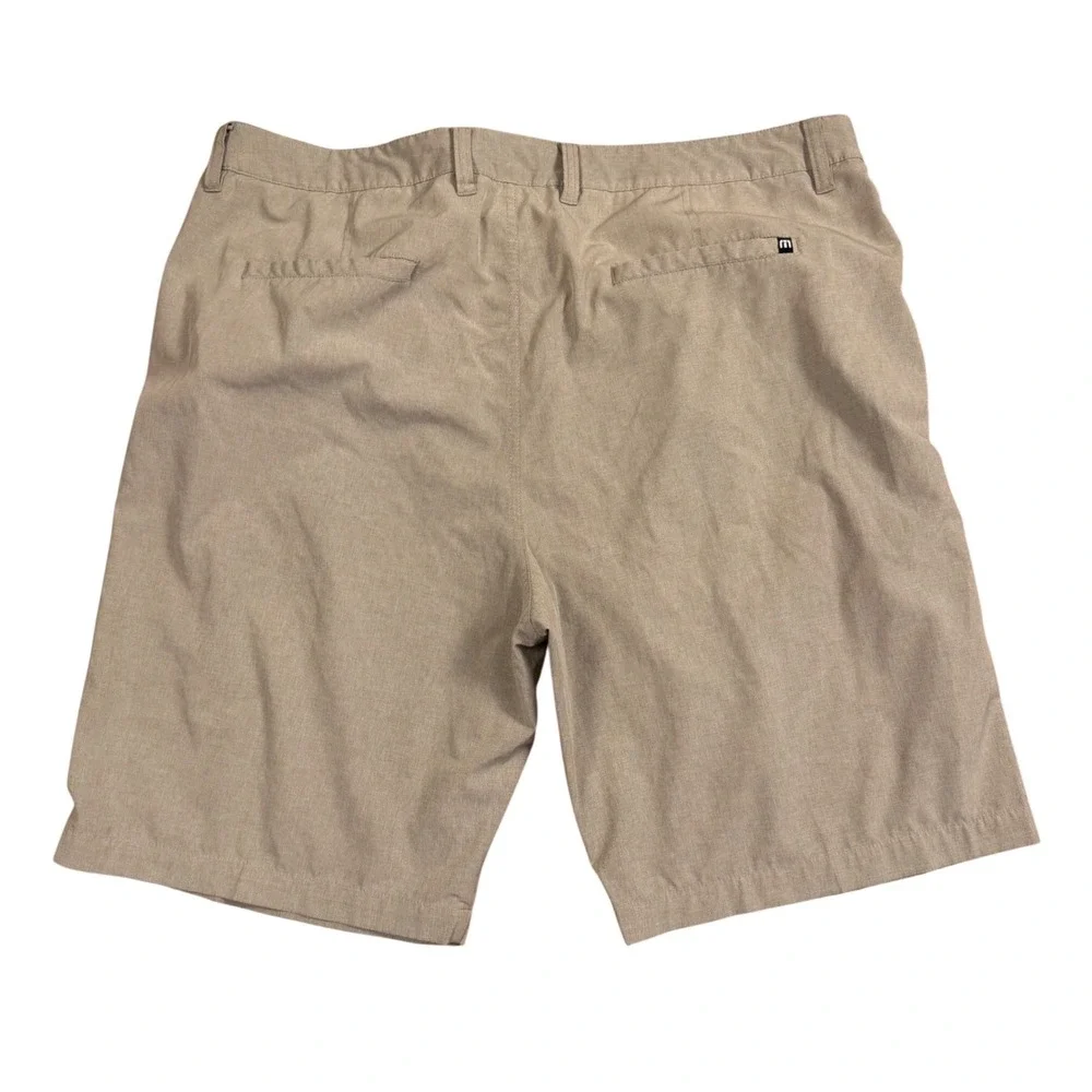TravisMathew Mens Golf Shorts Tan Khaki Performance Stretch Size 40